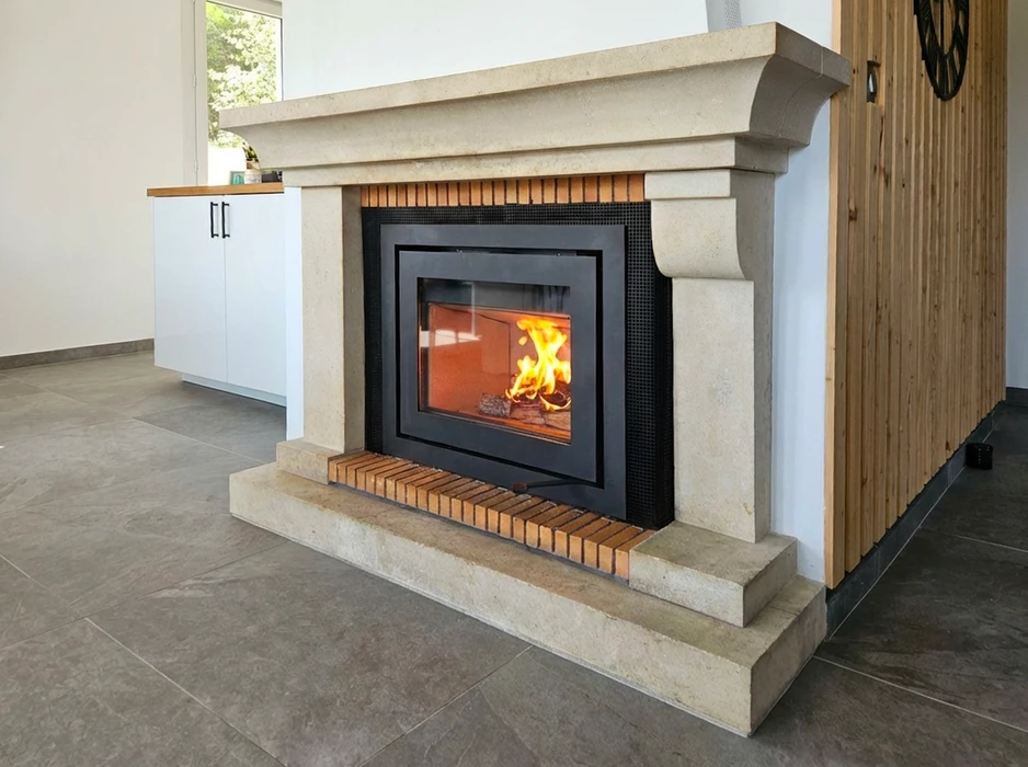 Intérieur moderne, cheminée encastrée en pierre calcaire beige avec encadrement en acier noir