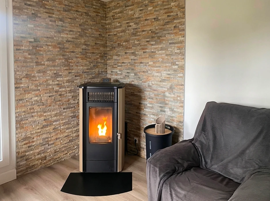 Poêle à granulés de bois en fonctionnement, installé en angle dans un salon