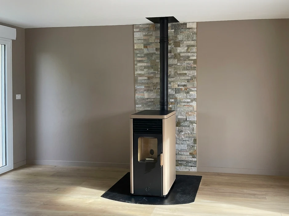 Poêle à granulés de couleur beige/champagne avec façade noire et vitre de foyer, installé dans un salon moderne