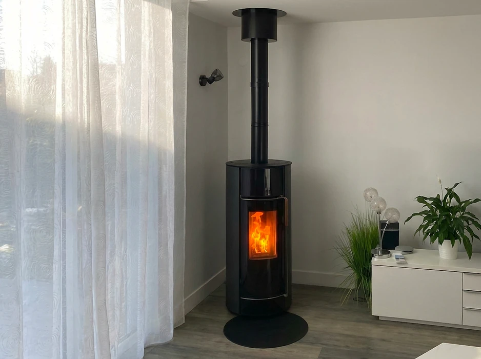 Salon moderne avec poêle à bois cylindrique noir laqué, en fonte, installé en angle