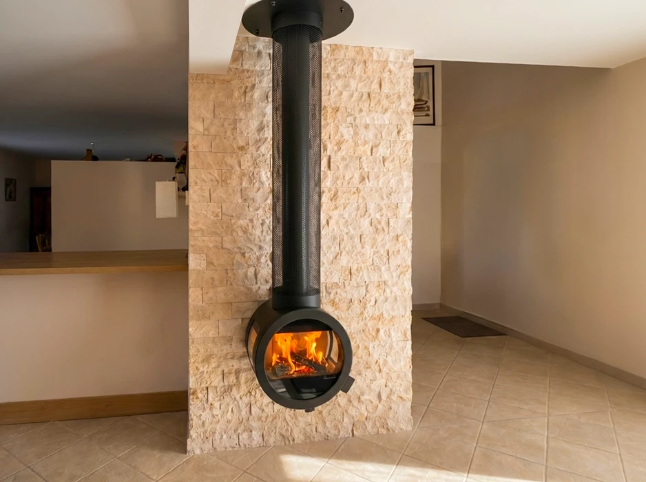 Intérieur moderne avec poêle à bois circulaire suspendu, design contemporain noir mat, vitrage panoramique rond, feu actif visible
