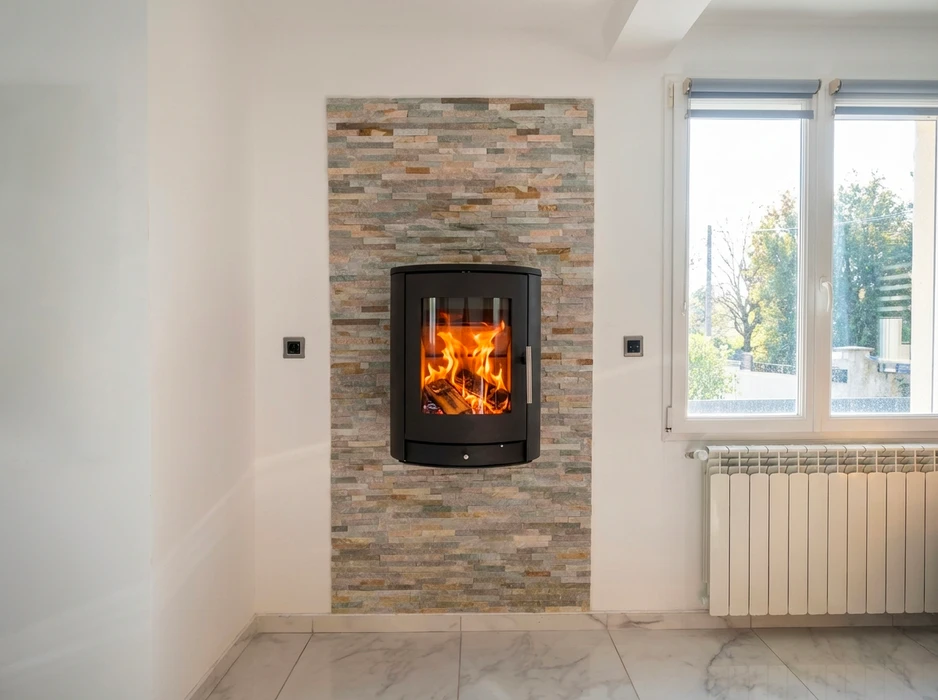 Intérieur moderne et épuré, mur en pierre de parement multicolore style quartzite