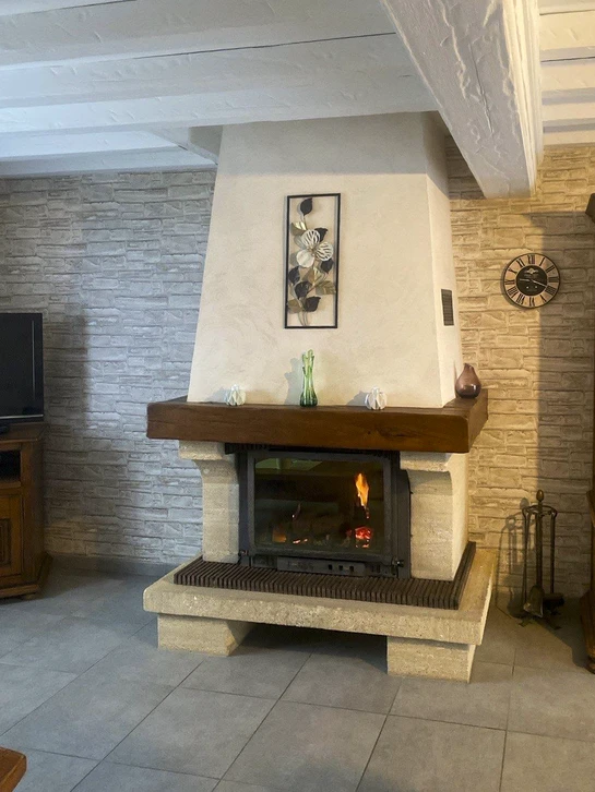 Intérieur résidentiel avec cheminée à foyer ouvert en fonctionnement, flammes visibles
