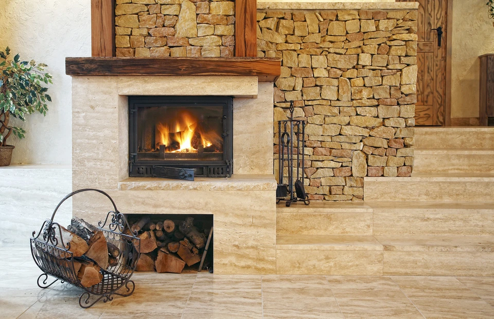 Intérieur rustique avec cheminée en pierre naturelle et insert à foyer fermé