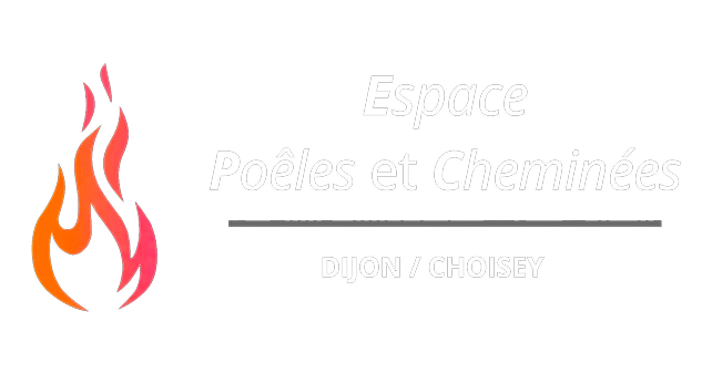 Intérieur moderne avec cheminée à foyer fermé en fonctionnement, flammes oranges visibles à travers la vitre